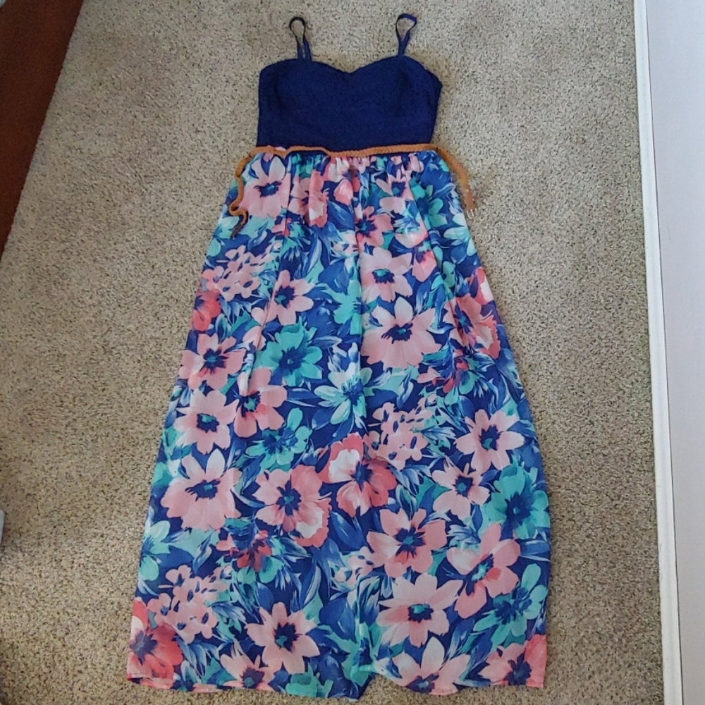 Beautiful floral maxi dress!